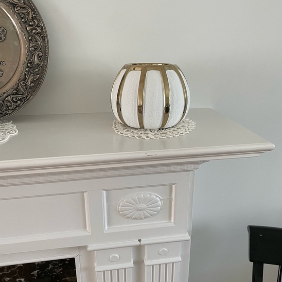 A beautiful textured ceramic flower vase - Picture 13 of 13